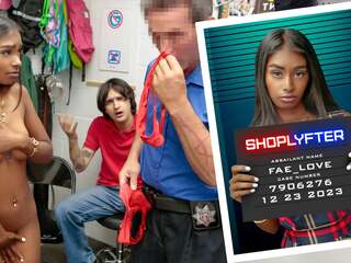 Shoplyfter noël - fae et son stepbro sont detained separately pour shoplifting en la même centre commercial