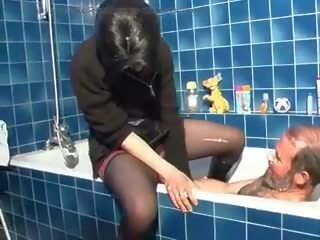 Dark-haired френски adolescent получава един стар пичове пенис в тя задник