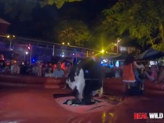 Telanjang pelacur banteng menunggangi di flash fest 2018 liar dan di luar dari kontrol