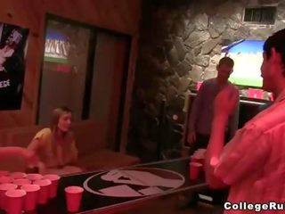 Bere pong se transformă în distracție Adult video