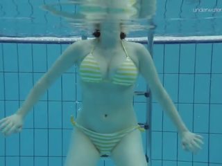 Sedikit payu dara remaja lada dalam air telanjang