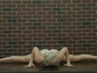 Glorious nastolatka piękno robi gymnastics nagi dora tornaszkova