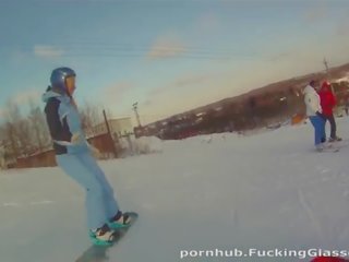 Snowboarder kvinne elsker pecker