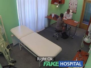 Fakehospital študent potreby a plný skontrolovať hore pred starting práca