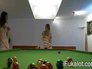 Số hai lesbos thủ dâm trên billiard