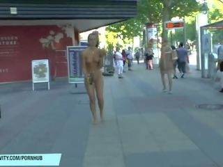 Nezbedný svůdnice nicole vice nahý na veřejné ulice