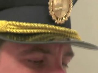 Te-n недосвідчена drools на officers укол