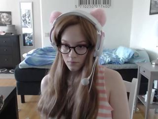 Gamer adolescent movies off her cosplay and rides her dildo