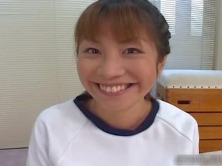 Captivant japonais fille suçage son doktors