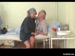 Abuelita relojes abuelo folla enfermera en hospital: sexo película ea