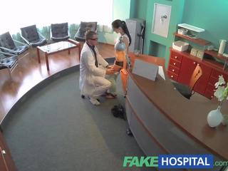 Fakehospital tërheqës i durueshëm prirje mbi the receptionists tavolinë dhe fucked nga prapa