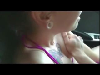 Remaja pacar perempuan masturbasi di mobil di masyarakat dengan audio