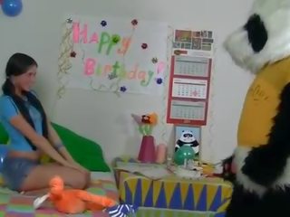 X oceniono wideo zabawki na za druzgocący urodziny młody pani